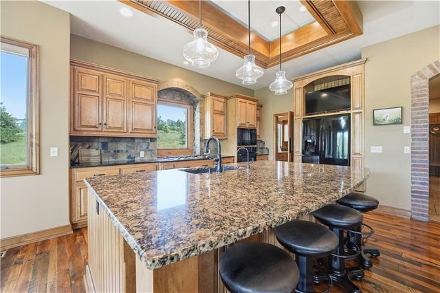 9162 COTTONWOOD CANYON Drive, Lenexa, KS 66219