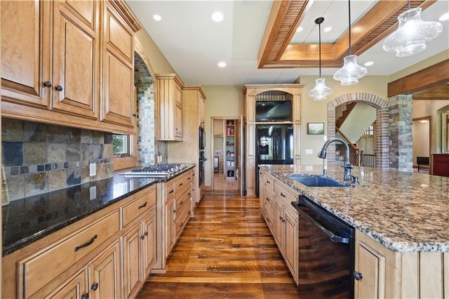9162 COTTONWOOD CANYON Drive, Lenexa, KS 66219