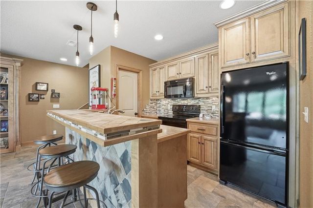 9162 COTTONWOOD CANYON Drive, Lenexa, KS 66219