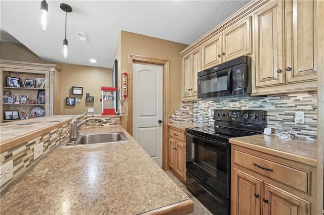 9162 COTTONWOOD CANYON Drive, Lenexa, KS 66219