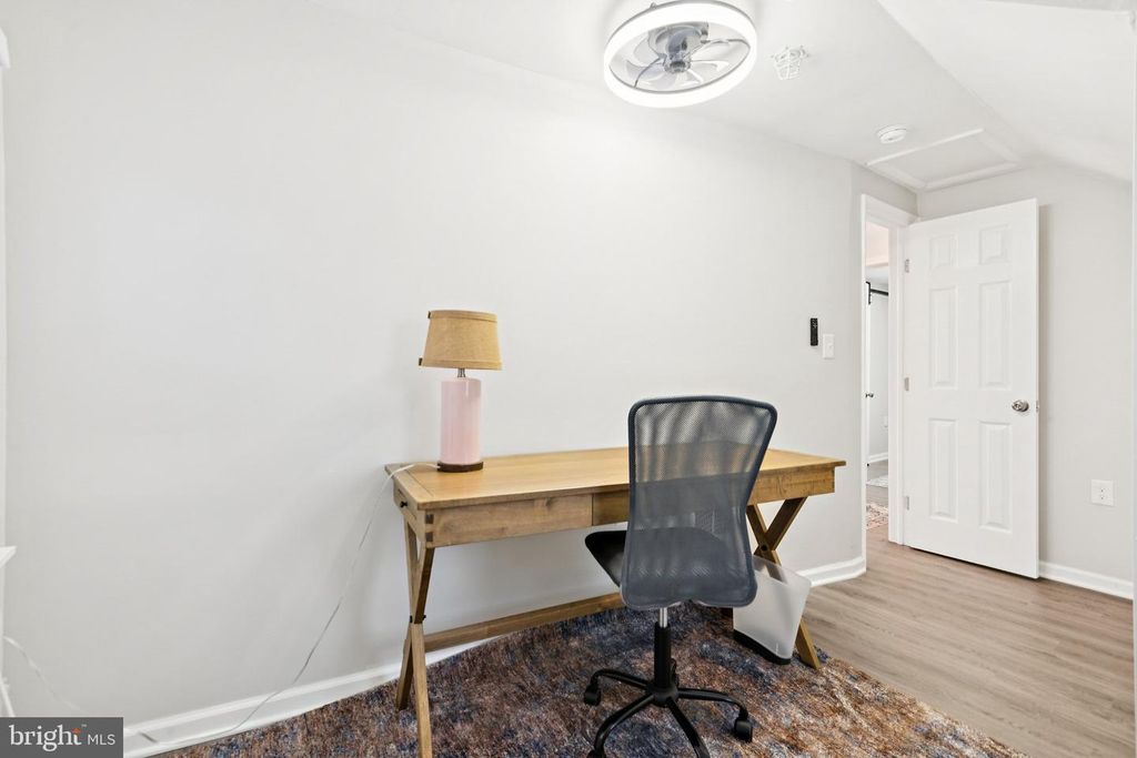 Image 10 of property listing at 805 SPA RD, Annapolis, MD 21401