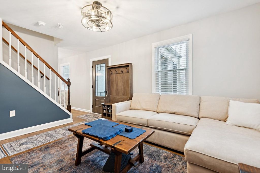 Image 4 of property listing at 805 SPA RD, Annapolis, MD 21401