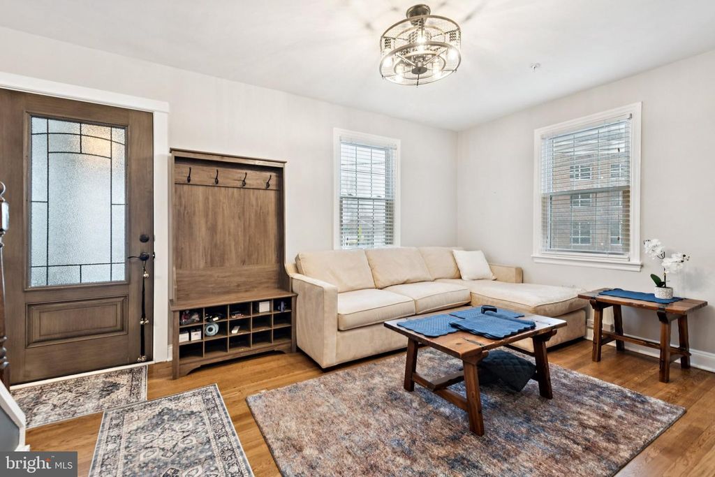 Image 5 of property listing at 805 SPA RD, Annapolis, MD 21401