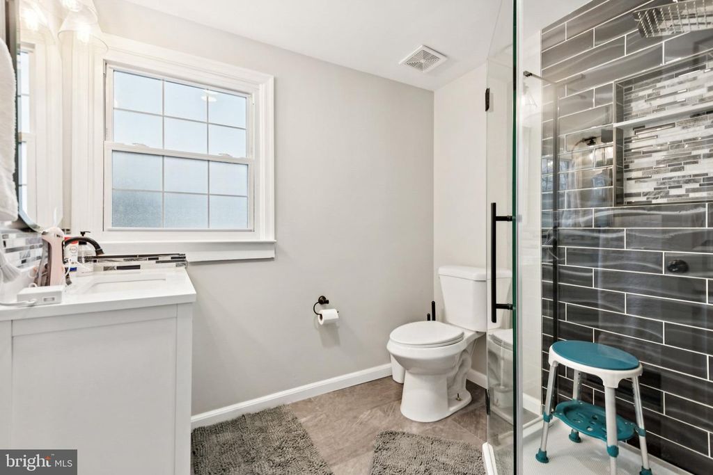 Image 8 of property listing at 805 SPA RD, Annapolis, MD 21401