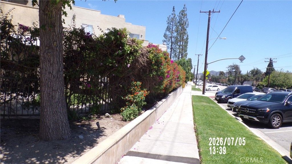 Image 2 of property listing at 2915 Montrose Avenue 430, Glendale, CA 91214