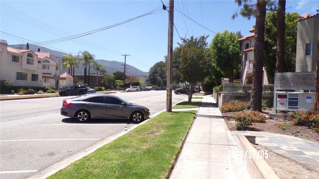 Image 3 of property listing at 2915 Montrose Avenue 430, Glendale, CA 91214