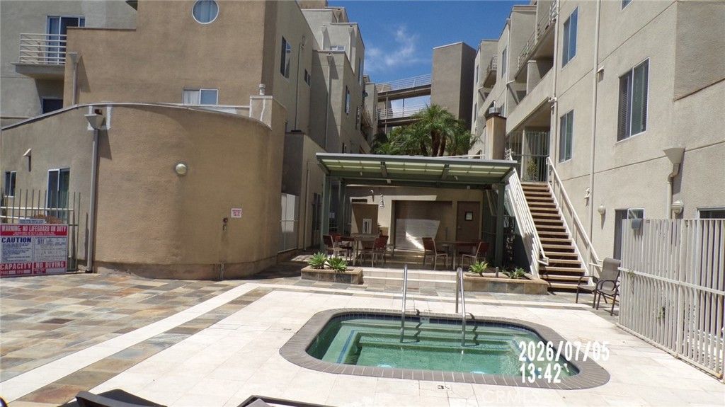 Image 4 of property listing at 2915 Montrose Avenue 430, Glendale, CA 91214