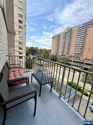 160 Overlook Avenue 4D, Hackensack, NJ 07601