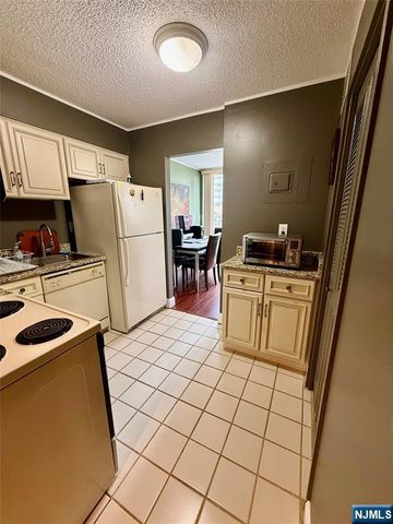 160 Overlook Avenue 4D, Hackensack, NJ 07601