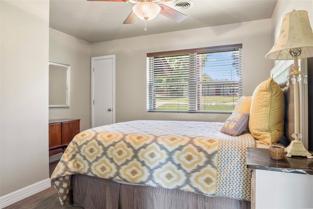 80 Bayside Circle, Gainesville, TX 76240