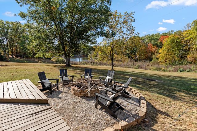 8560 N Lakewood Place, West Terre Haute, IN 47885