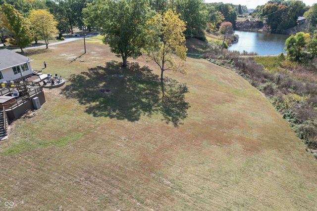 8560 N Lakewood Place, West Terre Haute, IN 47885