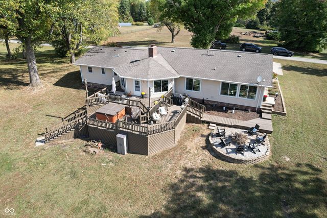 8560 N Lakewood Place, West Terre Haute, IN 47885