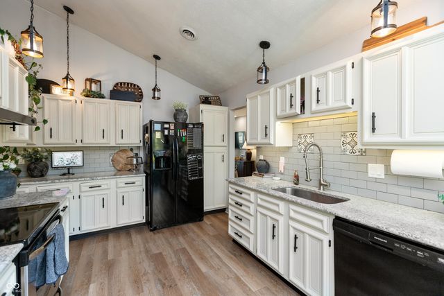 8560 N Lakewood Place, West Terre Haute, IN 47885