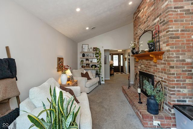 8560 N Lakewood Place, West Terre Haute, IN 47885