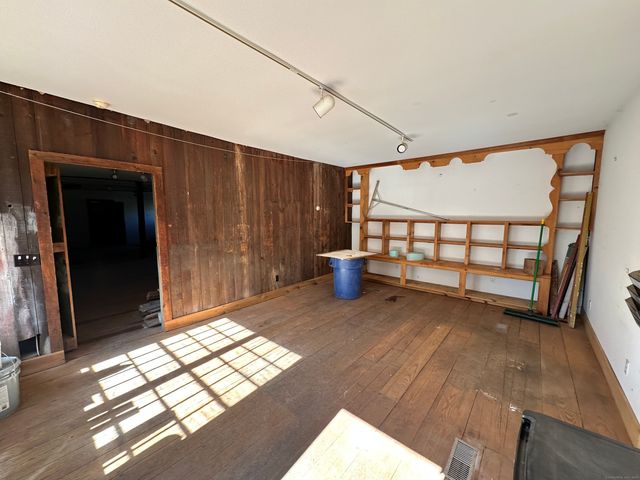 27 Middle Quarter Road, Woodbury, CT 06798