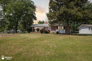 2209 Blackthorn Drive, Burton, MI 48509