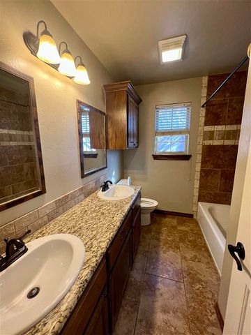 1325 NE Saddle Rock Dr, Elgin, OK 73538