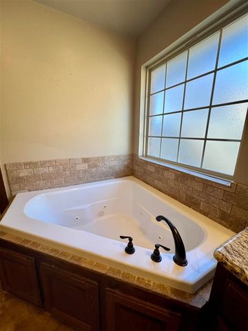 1325 NE Saddle Rock Dr, Elgin, OK 73538