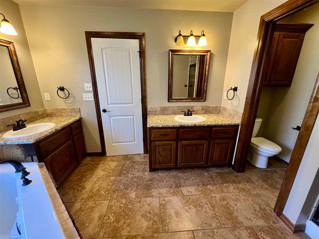 1325 NE Saddle Rock Dr, Elgin, OK 73538