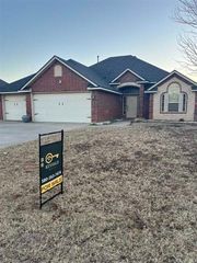1325 NE Saddle Rock Dr, Elgin, OK 73538