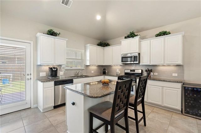 601 Flag LN, Leander, TX 78641