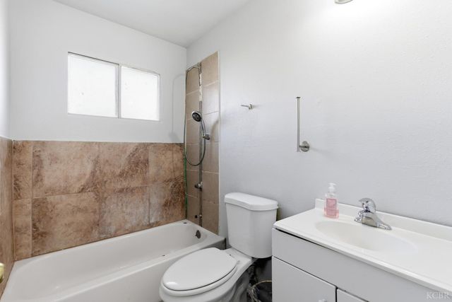 1229 S Anacapa Avenue, Hanford, CA 93230