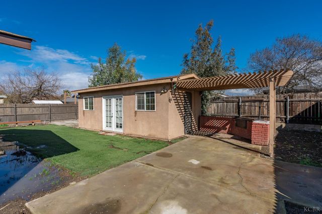 1229 S Anacapa Avenue, Hanford, CA 93230