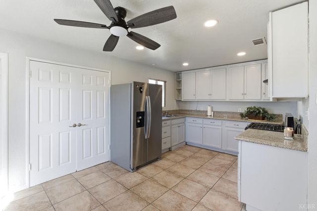 1229 S Anacapa Avenue, Hanford, CA 93230