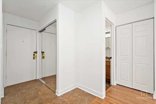 1107 S OLD WILKE Road 208, Arlington Heights, IL 60005