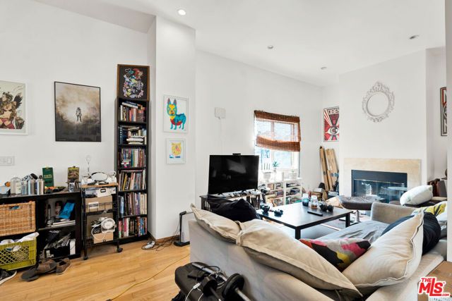 1135 N Coronado Street, Los Angeles, CA 90026