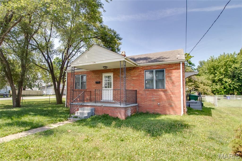 Image 2 of property listing at 194 S Pence Street, East Alton, IL 62024