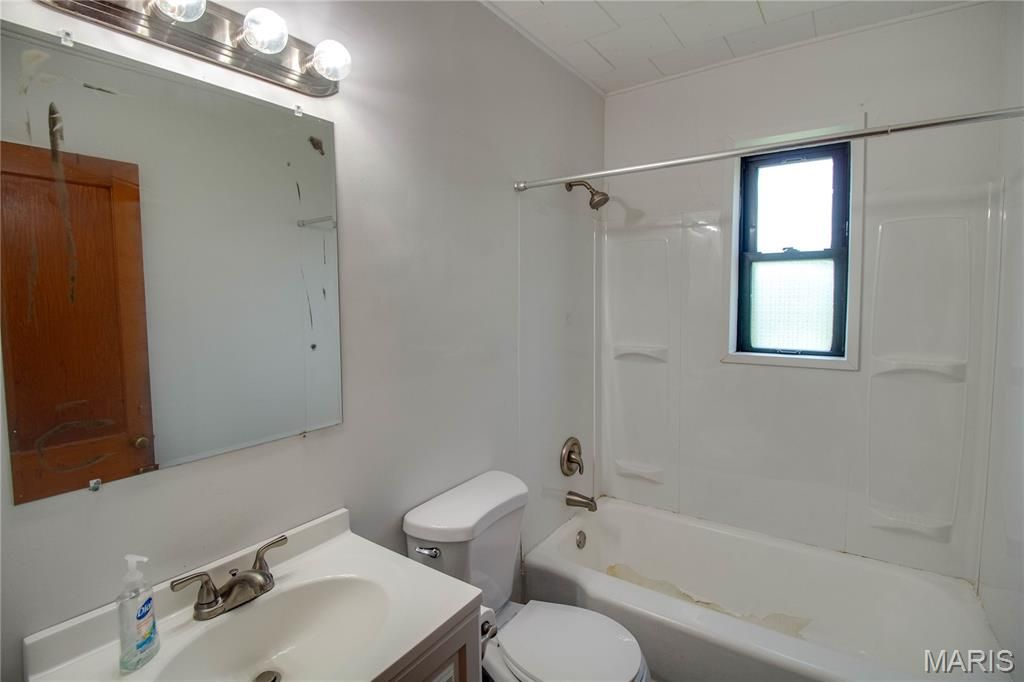 Image 13 of property listing at 194 S Pence Street, East Alton, IL 62024