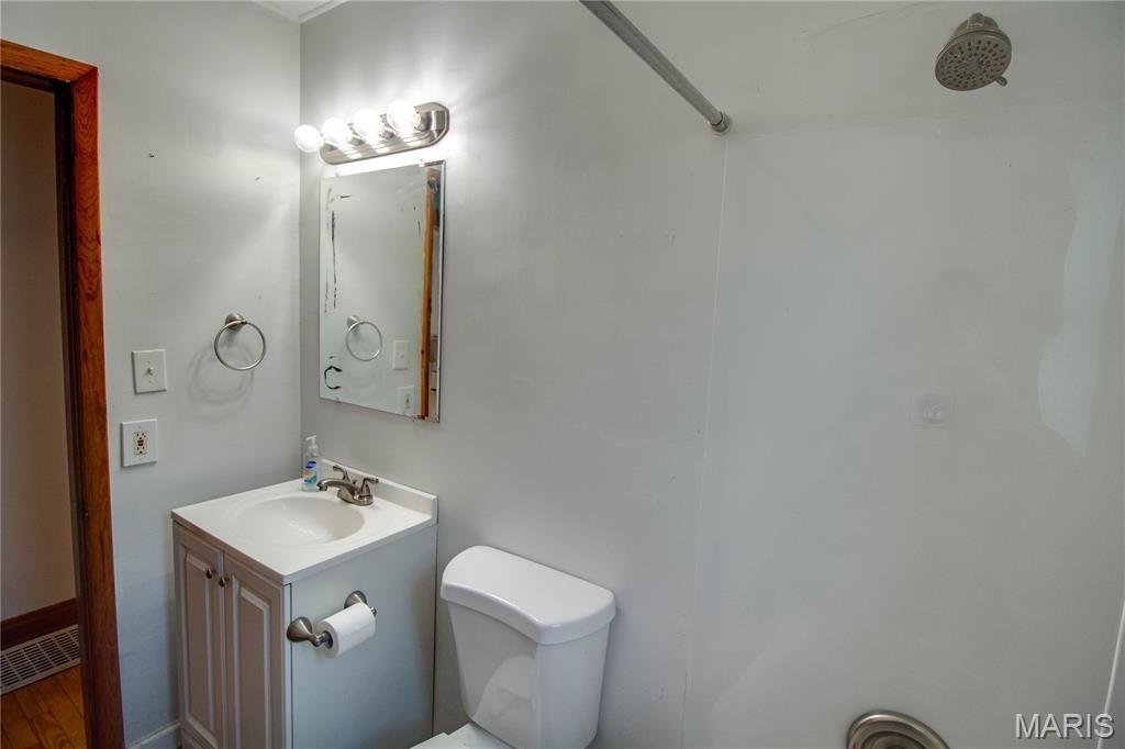 Image 14 of property listing at 194 S Pence Street, East Alton, IL 62024