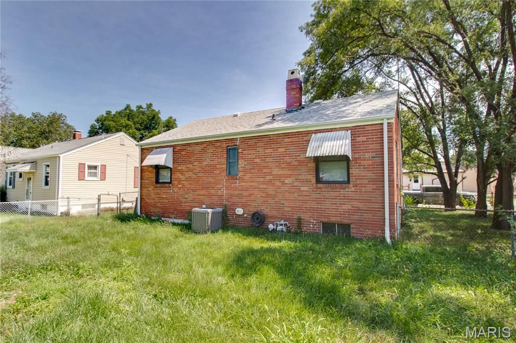 Image 22 of property listing at 194 S Pence Street, East Alton, IL 62024