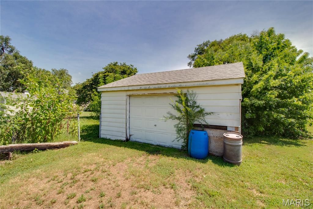 Image 23 of property listing at 194 S Pence Street, East Alton, IL 62024
