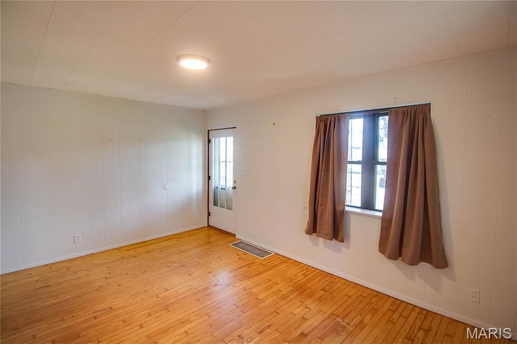 Image 5 of property listing at 194 S Pence Street, East Alton, IL 62024