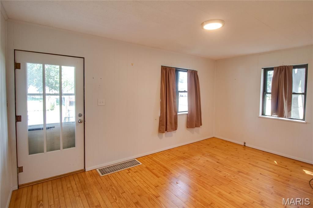 Image 7 of property listing at 194 S Pence Street, East Alton, IL 62024