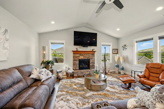 4833 Hathaway Drive, Medford, OR 97504