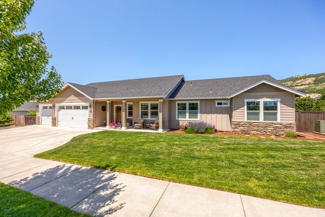 4833 Hathaway Drive, Medford, OR 97504