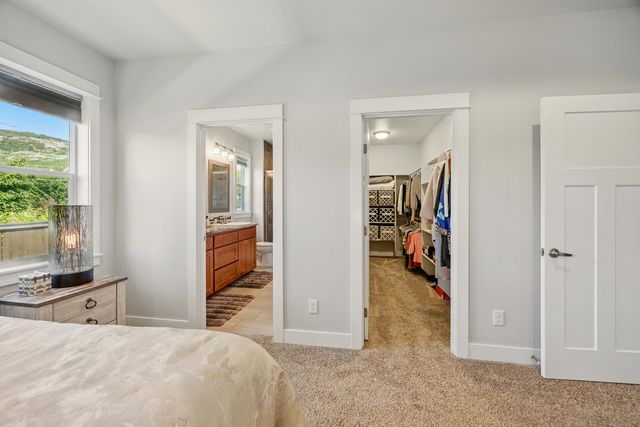 4833 Hathaway Drive, Medford, OR 97504