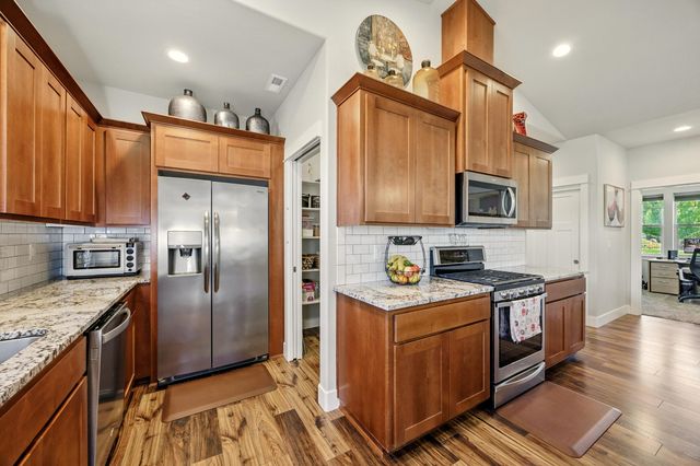 4833 Hathaway Drive, Medford, OR 97504