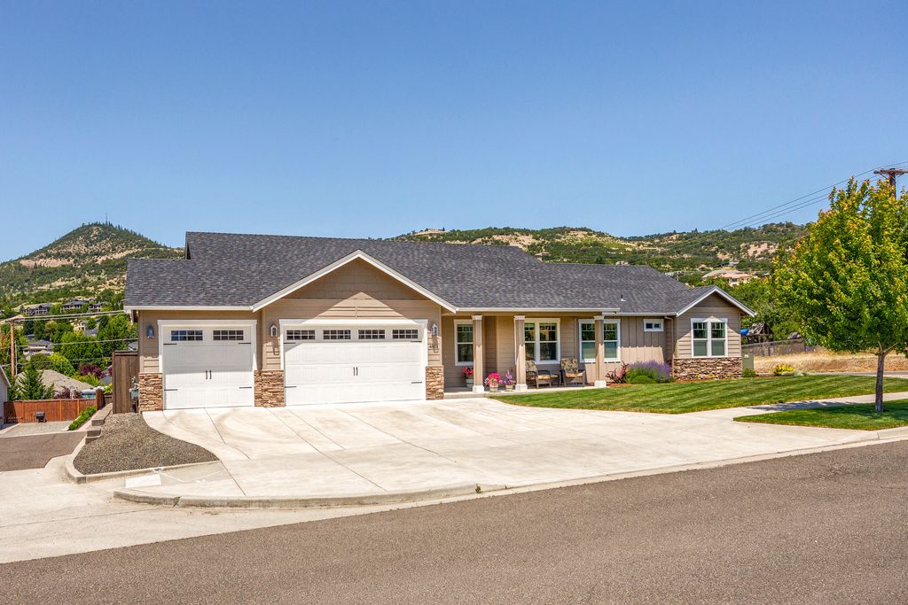 4833 Hathaway Drive, Medford, OR 97504