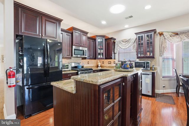 8 CARDINALFLOWER LA, West Windsor, NJ 08550