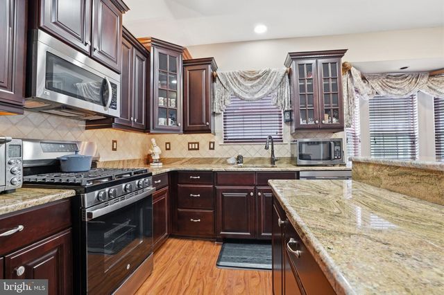 8 CARDINALFLOWER LA, West Windsor, NJ 08550