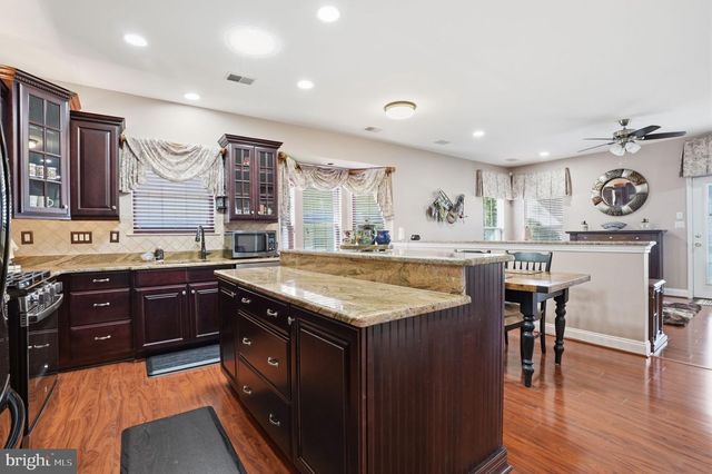 8 CARDINALFLOWER LA, West Windsor, NJ 08550