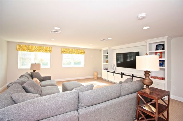 190 Coggeshall Avenue, Newport, RI 02840