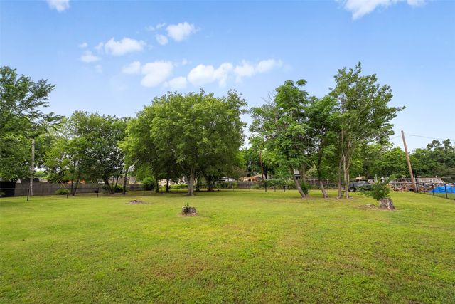 503 E 13th Street, Kemp, TX 75143