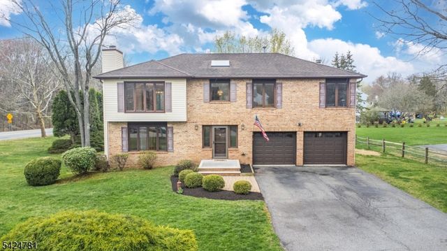 1 Old Timbers Ct, Roxbury Twp., NJ 07847