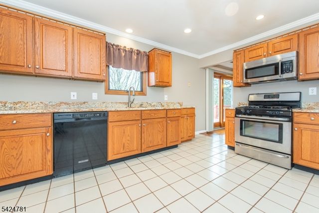 1 Old Timbers Ct, Roxbury Twp., NJ 07847